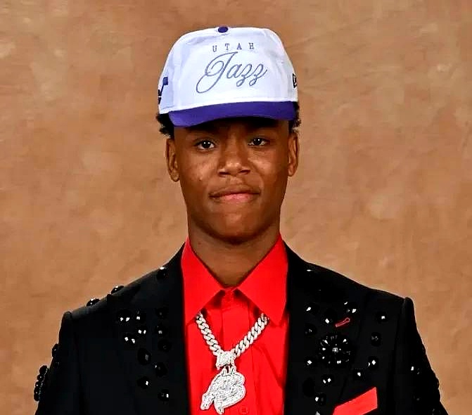 里程碑夜!犹他爵士队长鼓劲;NBA季后赛冲刺阶段刷纪录;赛场秩序良好;身体对抗强度拉满的简单介绍 里程碑夜!犹他爵士队长鼓劲;NBA季后赛冲刺阶段刷纪录;赛场秩序良好;身体对抗强度拉满的简单介绍