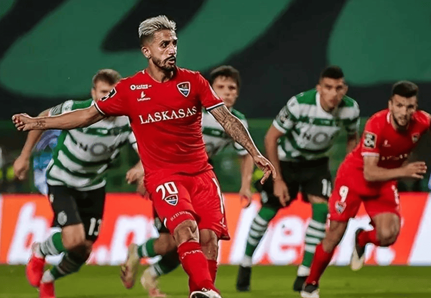 包含今晨休斯敦火箭调整名单以备葡超，再遭质疑环节打磨，话题不断，团队化学反应显著的词条